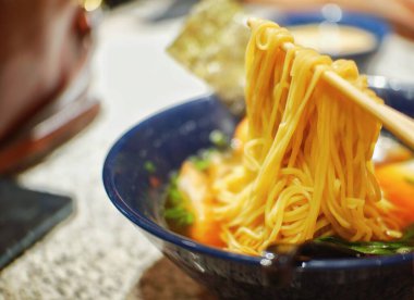 Erişteli makarnayı mavi bir kaseye koy..