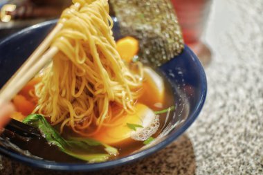 Erişteli makarnayı mavi bir kaseye koy..