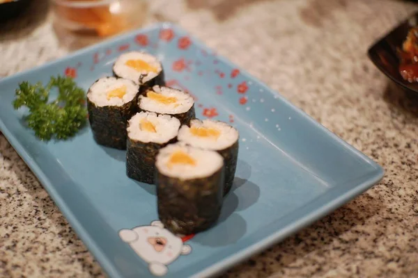 Nahaufnahme Von Sushis Auf Einem Teller Und Holzteller — Stockfoto