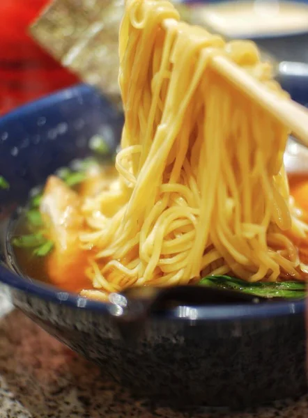 Feche Macarrão Ramen Uma Tigela Azul — Fotografia de Stock