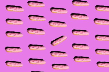 Mor arka planda bir grup Fransız tatlı ekini. Minimum gıda konsepti. Yanlış desen. 