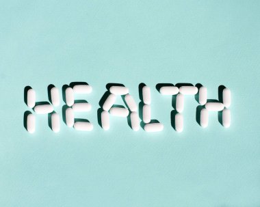 Sağlık kelimesi konsepti. Tabletler mavi arka planda. Kelimeler tabletlerden gelir. Harf