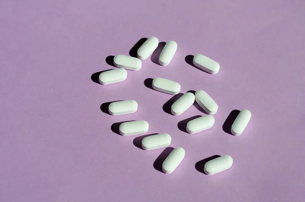 Bílé Pilulky Fialovém Pozadí Koncept Zdravotní Péče Vitamíny Mezera Pro — Stock fotografie