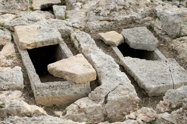 MÖ 4. yüzyılın sonları ve başlarında Taranto, Puglia, İtalya 'daki Collepasso arkeoloji parkında bulunan mezarlar.