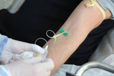 Hemşire olası bir Coronavirus covid-19 vakası nedeniyle kan testi için bir hastadan kan örneği alıyor.