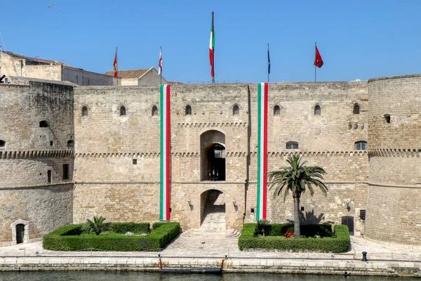 Blick Auf Das Aragonesische Schloss Mit Italienischen Fahnen Zur Feier — Stockfoto