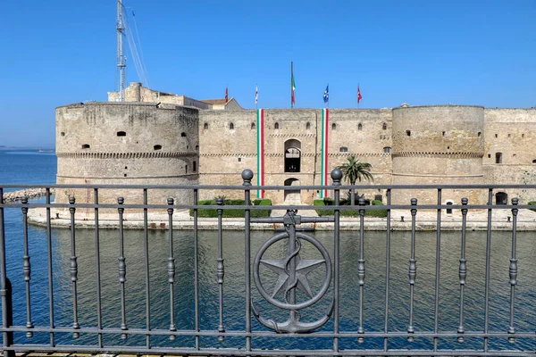 Vista Del Castillo Aragonés Con Banderas Italianas Para Celebrar Abril — Foto de Stock