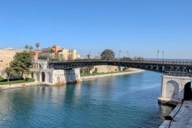 Genel olarak Ponte Girevole (Swing Köprüsü) olarak adlandırılan San Francesco di Paola Köprüsü ve Taranto, Puglia, İtalya 'daki su yolu