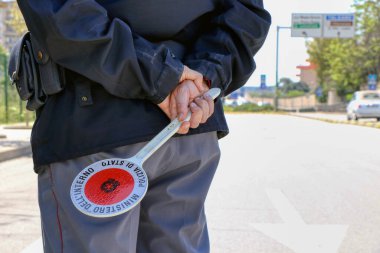 İtalya 'nın Puglia kentindeki bir kontrol noktasında İtalyan polisi