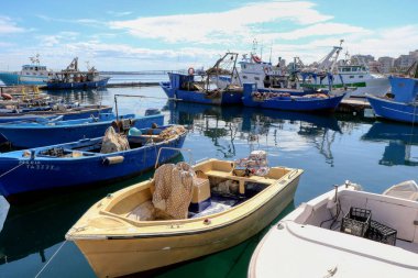 Taranto, Puglia, İtalya 'nın tarihi merkezi limanına demirlemiş bir balıkçı teknesi.
