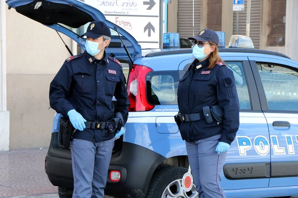İtalya 'nın Puglia kentindeki bir kontrol noktasında İtalyan polisi