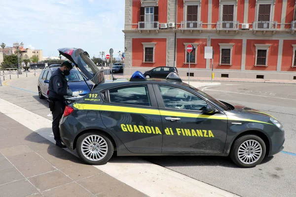 İtalya 'nın Puglia kentindeki bir kontrol noktasında Coronavirus nedeniyle koruyucu maskeli İtalyan Guardia di Finanza - 03 / 05 / 2020