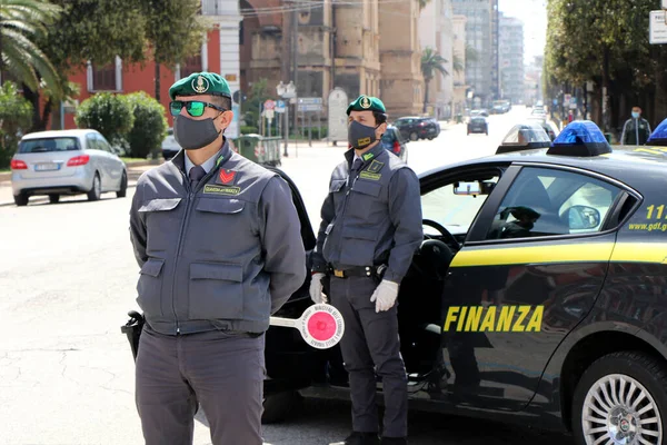 Italiaanse Guardia Finanza Met Beschermende Maskers Als Gevolg Van Het — Stockfoto