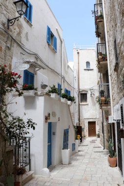Eski şehir Polignano a Mare, Puglia, İtalya 'nın sokakları