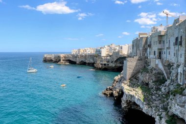 Polignano a Mare, Puglia, İtalya kıyılarına ve denizine genel bakış