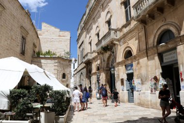 Eski şehir Polignano a Mare, Puglia, İtalya 'nın sokakları