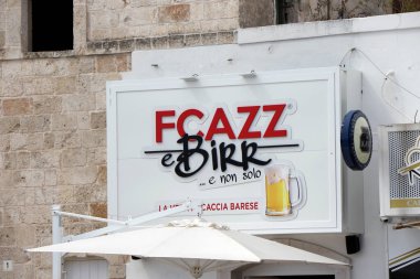 Polignano a Mare, Puglia, İtalya 'da Apulian Focaccia ve bira satan bir dükkanın panosu.