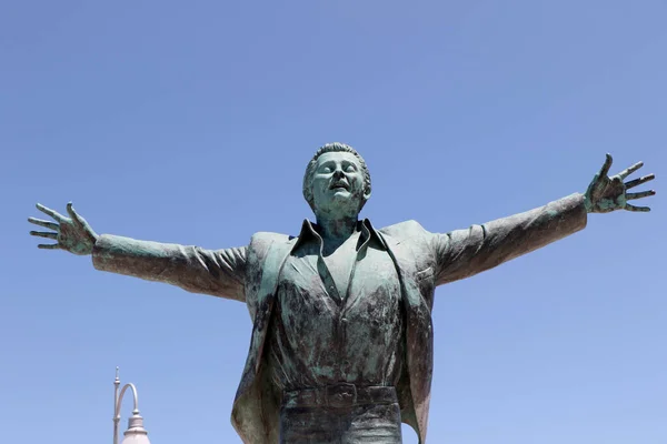 İtalyan şarkıcı Domenico Modugno 'ya adanmış bronz heykel Polignano a Mare, Puglia, İtalya gezinti güvertesinde 