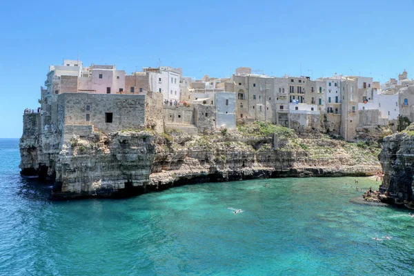 Polignano a Mare, Puglia, İtalya kıyıları ve mavi deniz manzarası