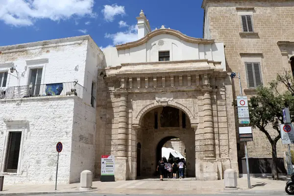 Porta Grande olarak da bilinen Arco Marchesale, yeni şehri eski Polignano a Mare, Puglia, İtalya 'dan ayırır.