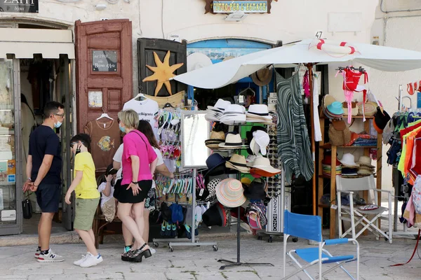 Eski Polignano a Mare, Puglia, İtalya 'da turistlerin olduğu hediyelik eşya dükkanı