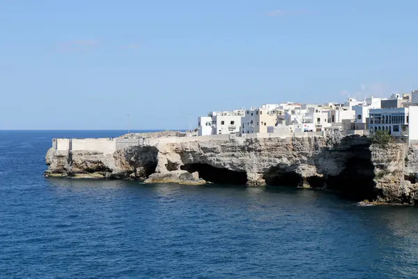 Polignano a Mare, Puglia, İtalya kıyılarına ve denizine genel bakış