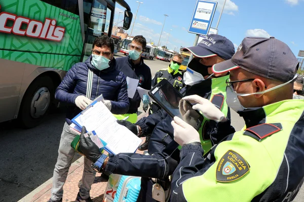 Belediye polisi, Taranto, Puglia, İtalya 'daki covid-19 koronavirüs salgını nedeniyle şehre gelen yolcuların ruhsatlarını kontrol ediyor - 04 / 05 / 2020