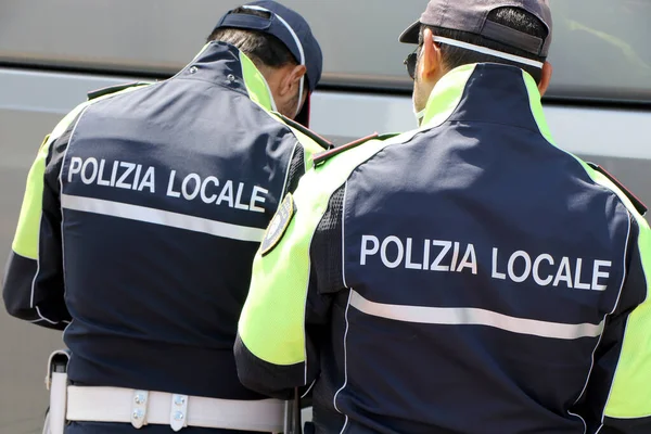 Belediye polisi, Taranto, Puglia, İtalya 'daki covid-19 koronavirüs salgını nedeniyle şehre gelen yolcuların ruhsatlarını kontrol ediyor - 04 / 05 / 2020