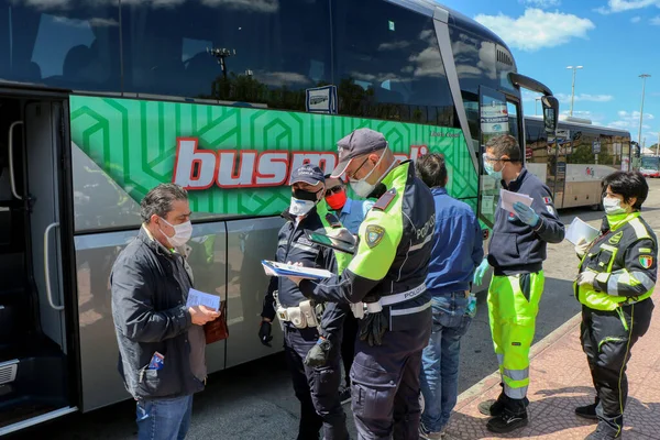 Belediye polisi, Taranto, Puglia, İtalya 'daki covid-19 koronavirüs salgını nedeniyle şehre gelen yolcuların ruhsatlarını kontrol ediyor - 04 / 05 / 2020
