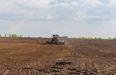 bahar çiftlik sürülmüş alan