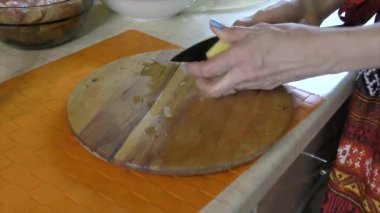 taze salatalık eklenmesi ile fırında patates ile tavuk kanadı tarifi