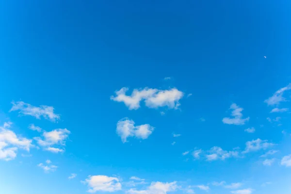 Kék Fehér Kumulus Felhőkkel — Stock Fotó