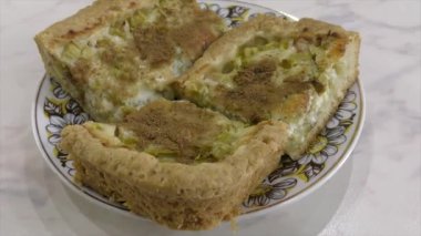 evde yapılan raventli turta.