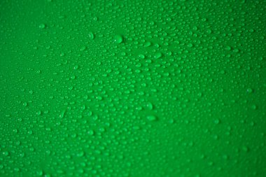 Su yeşil bir yüzeye düşer.