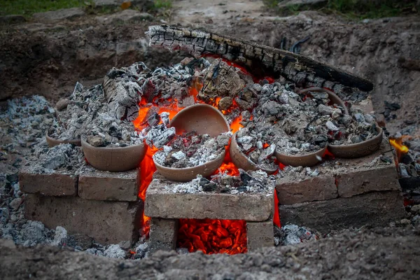 Varios Buques Cerámica Las Profundidades Una Fogata — Foto de Stock