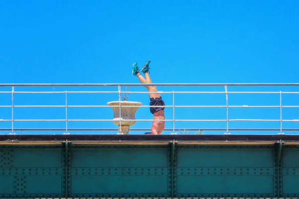 Man Doing Acrobatics Exercises Outdoors — Stock Photo, Image