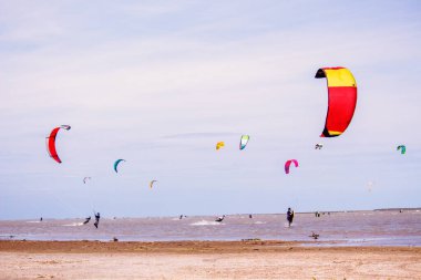 Bir grup uçurtmacı bulutlu bir günde pratik yapıyor - çok renkli