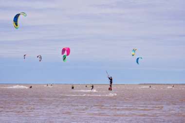 Uçurtma düşüşü pratiği yapan birkaç kişi var.