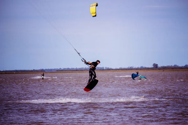 Man Lucht Aan Het Kitesurfen — Stockfoto