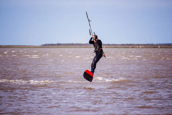 Man Springen Het Water Tijdens Kitesurfen Lagune — Stockfoto