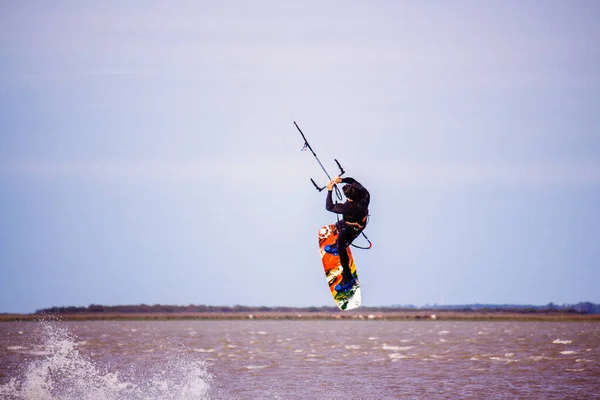 Man Springen Het Water Terwijl Kitesurfen — Stockfoto