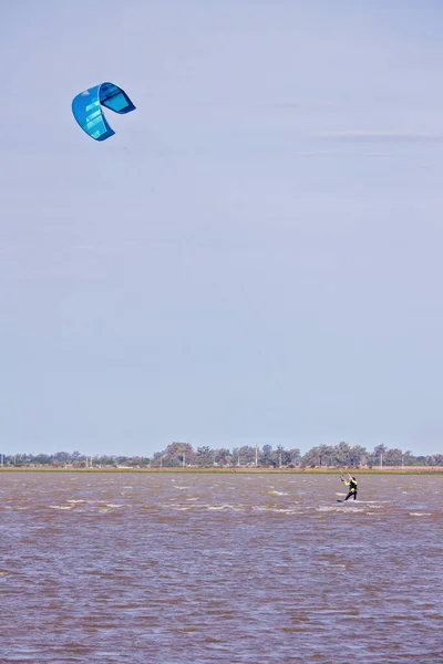 Man Kitesurfen Alleen Een Lagune — Stockfoto