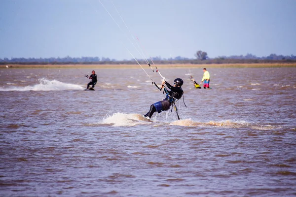 Man Die Kitesurfen Beoefent Veiligheidselementen — Stockfoto
