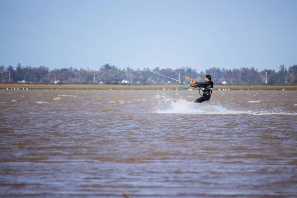 Man Oefenen Kitesurfen Een Lagune — Stockfoto