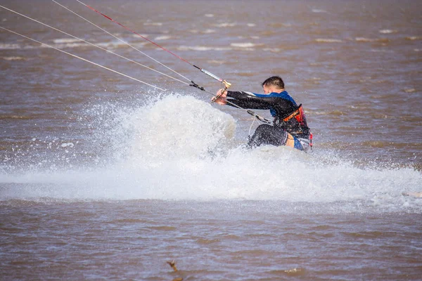 Man Bespat Met Water Oefenen Kitesurfen — Stockfoto