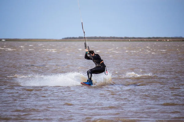 Man Die Water Valt Tijdens Het Kitesurfen — Stockfoto