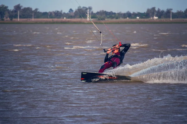 Man Spetterend Water Terwijl Kitesurfen Laguna — Stockfoto