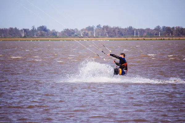 Man Spetterend Water Terwijl Kitesurfen Lagunaman Spetterend Water — Stockfoto