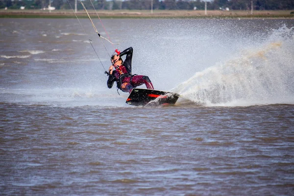 Man Spetterend Water Tijdens Het Kitesurfen — Stockfoto