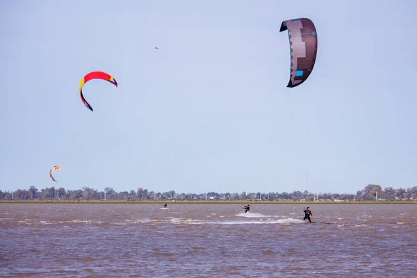 Drie Mannen Die Kitesurfen Een Lagune — Stockfoto